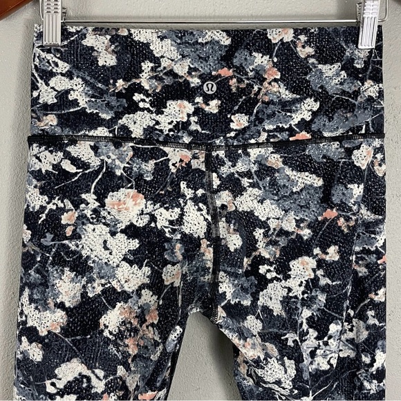 Lululemon like NEW in size 6 - Picture 6 of 6